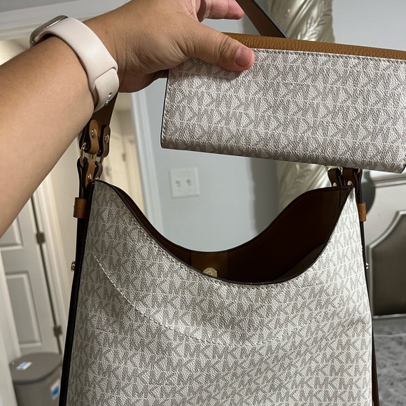 Michael kors set❌Sold❌ - Picture 2 of 4